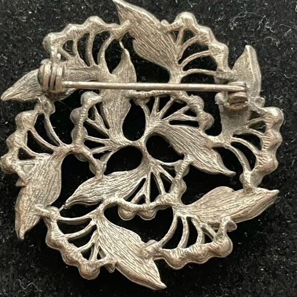 Vintage pewter Round holly berries brooch pin - Picture 5 of 6